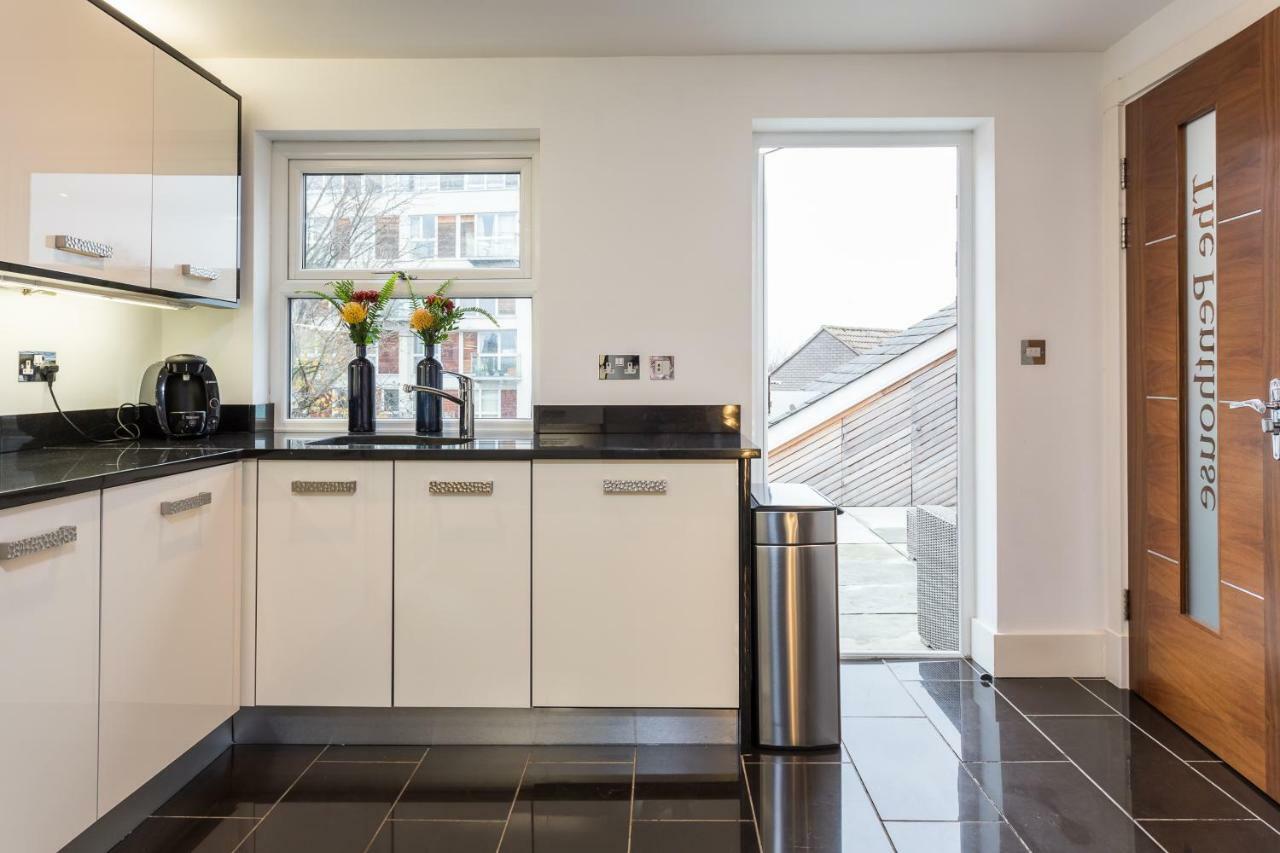 Apartment The Penthouse, Opposite Metrolink, Includes Free Parking *