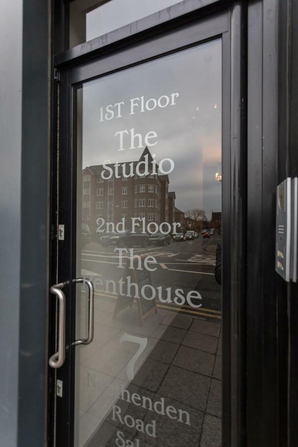 The Penthouse, Opposite Metrolink, Includes Free Parking Apartment
