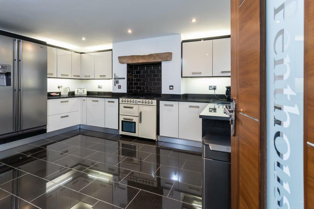 Apartment The Penthouse, Opposite Metrolink, Includes Free Parking *