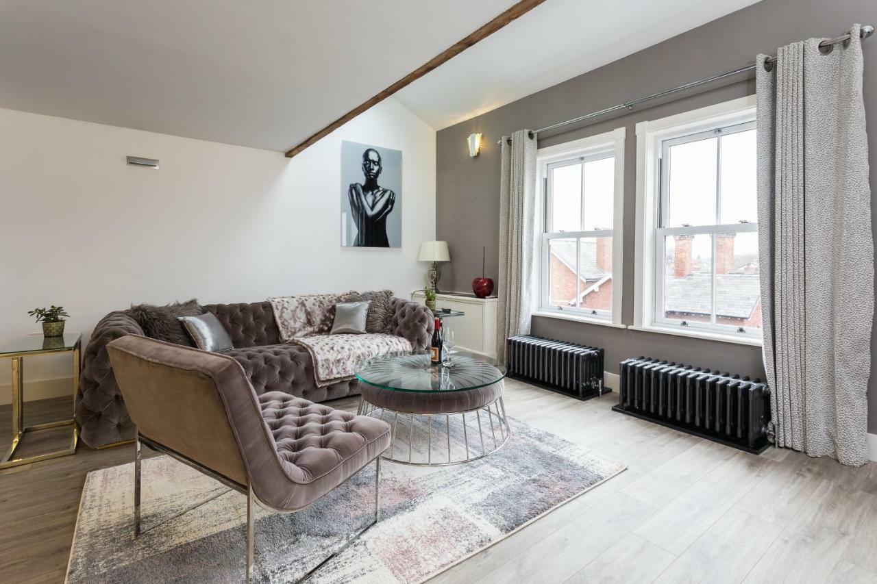 The Penthouse, Opposite Metrolink, Includes Free Parking Apartment *