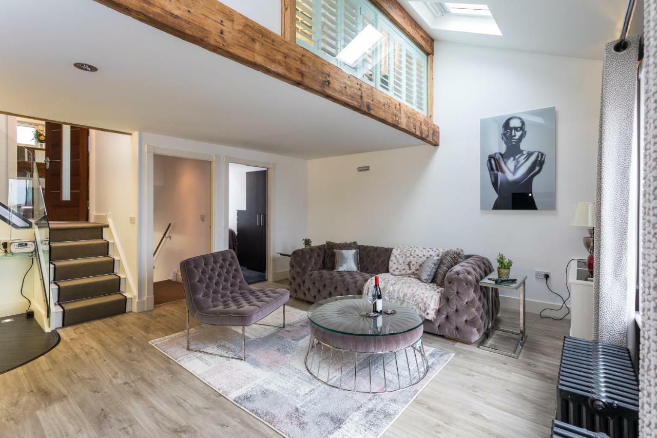 Apartment The Penthouse, Opposite Metrolink, Includes Free Parking