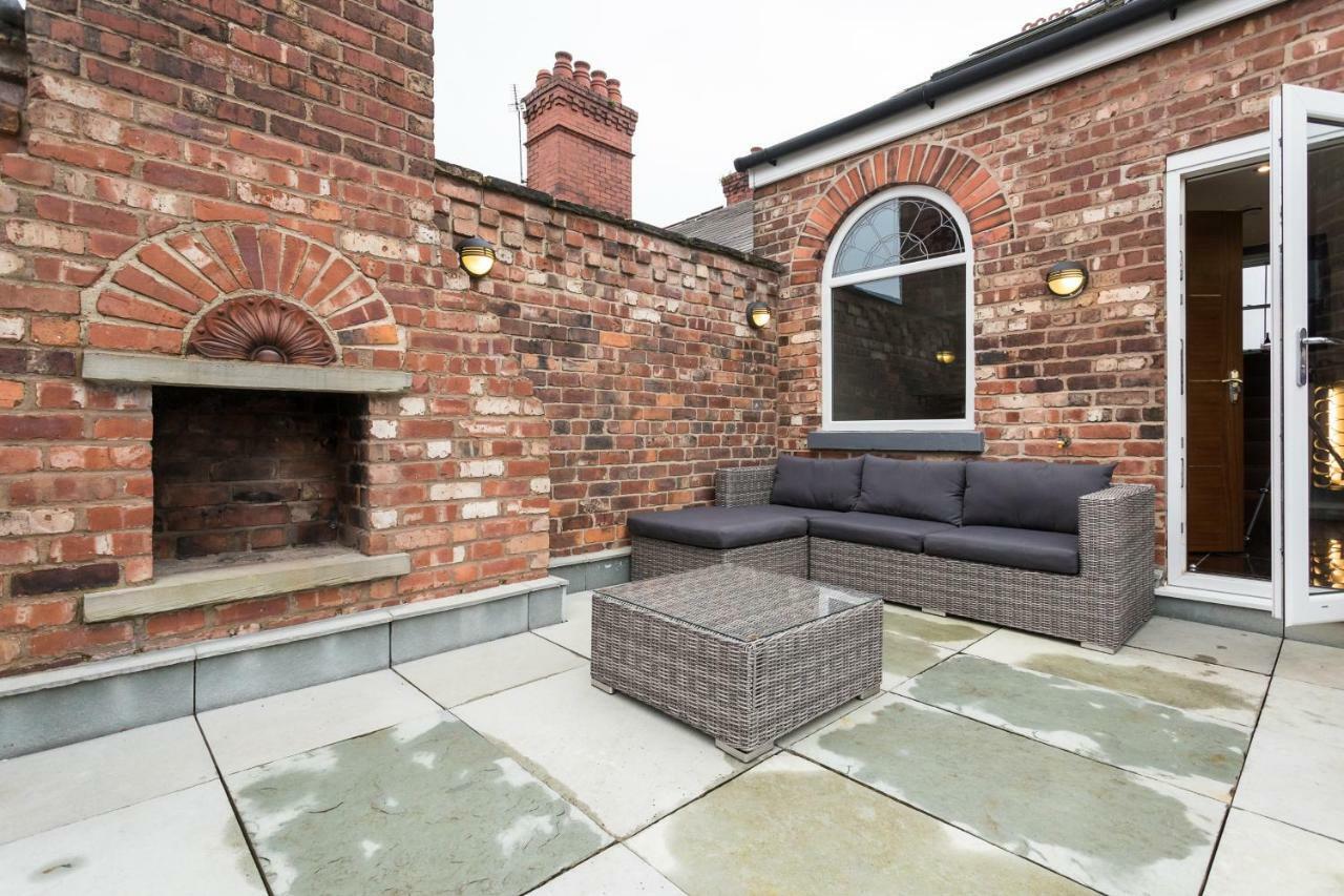 The Penthouse, Opposite Metrolink, Includes Free Parking Apartment *