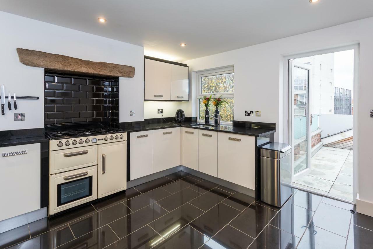 Apartment The Penthouse, Opposite Metrolink, Includes Free Parking