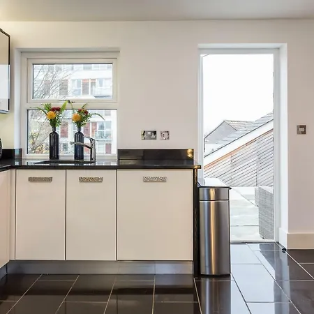 The Penthouse, Opposite Sale Metrolink, Includes Free Parking Apartment Exterior photo