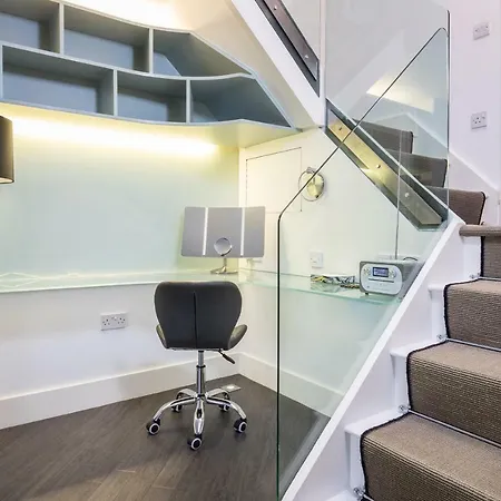 The Penthouse, Opposite Sale Metrolink, Includes Free Parking Apartment Exterior photo