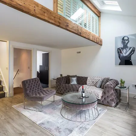 The Penthouse, Opposite Sale Metrolink, Includes Free Parking Apartment Exterior photo