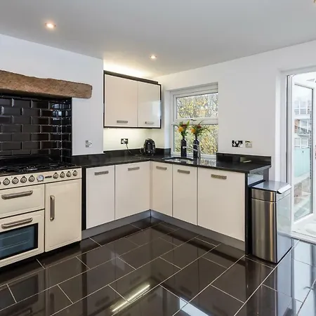 The Penthouse, Opposite Sale Metrolink, Includes Free Parking Apartment Exterior photo