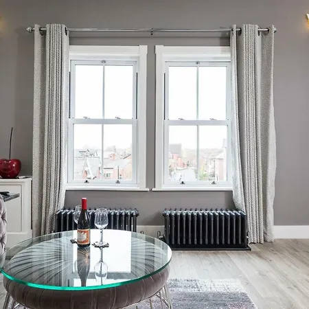 The Penthouse, Opposite Sale Metrolink, Includes Free Parking Apartment Exterior photo