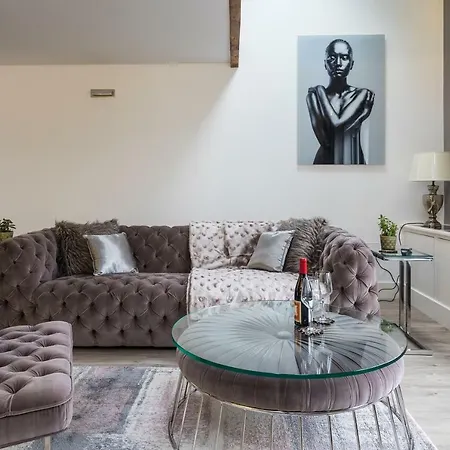 The Penthouse, Opposite Sale Metrolink, Includes Free Parking Apartment Exterior photo