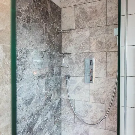 The Penthouse, Opposite Sale Metrolink, Includes Free Parking Apartment Exterior photo