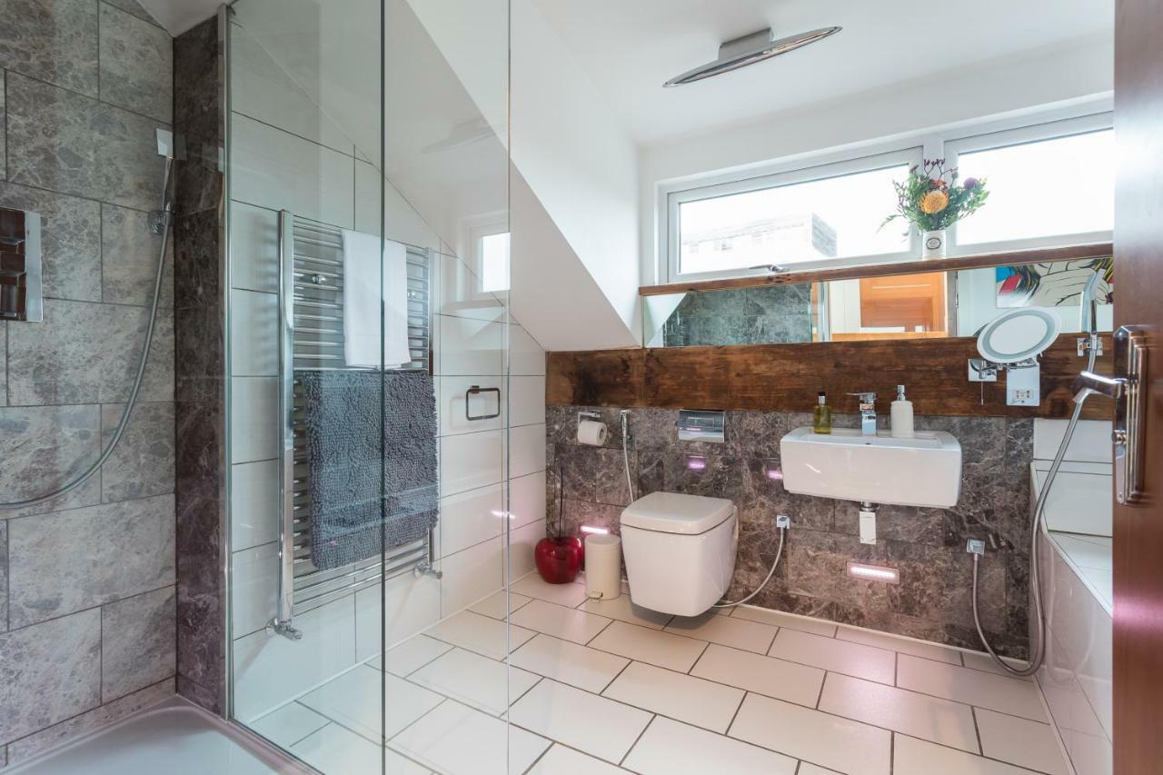 The Penthouse, Opposite Metrolink, Includes Free Parking Apartment