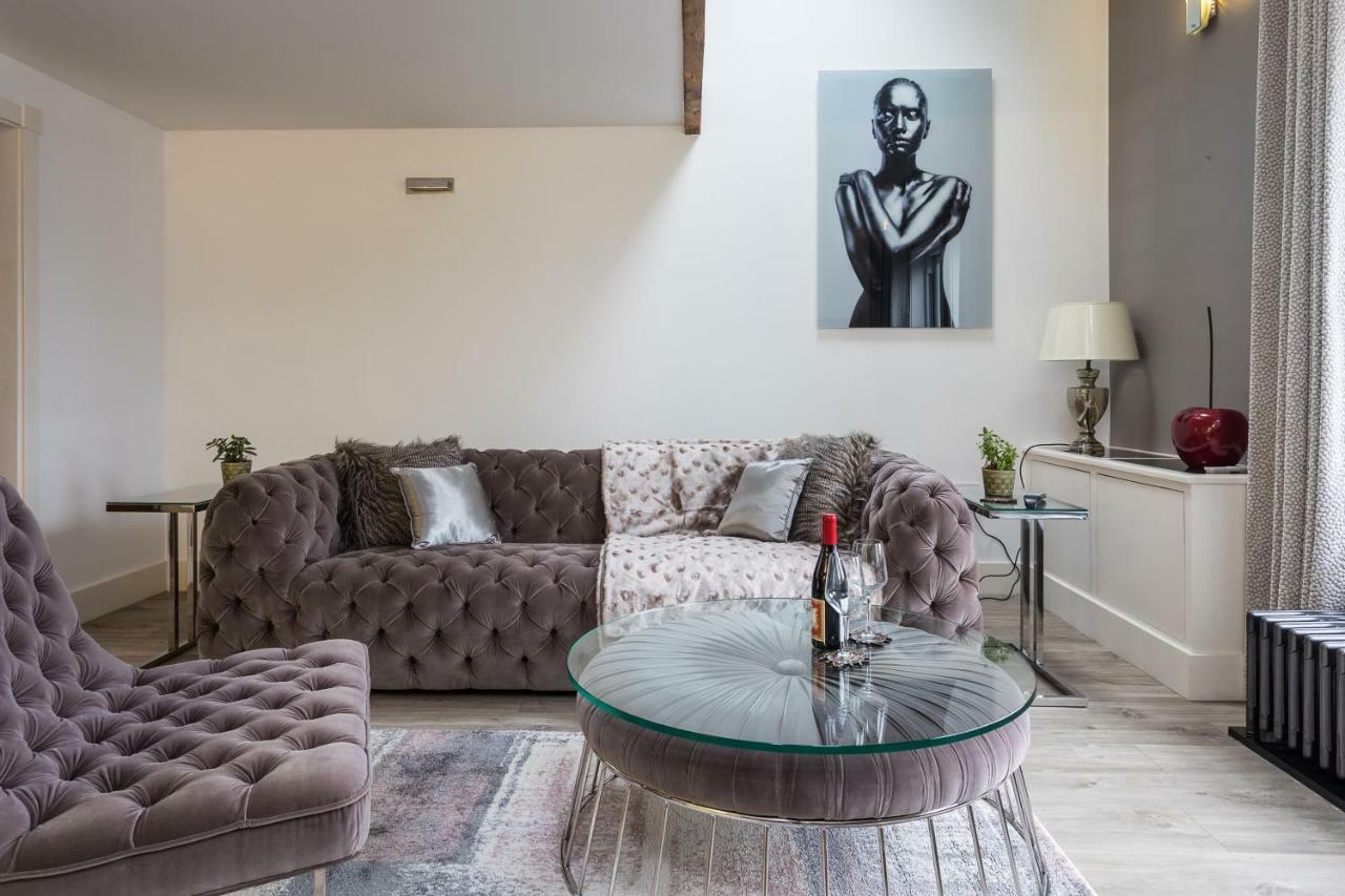 The Penthouse, Opposite Metrolink, Includes Free Parking *