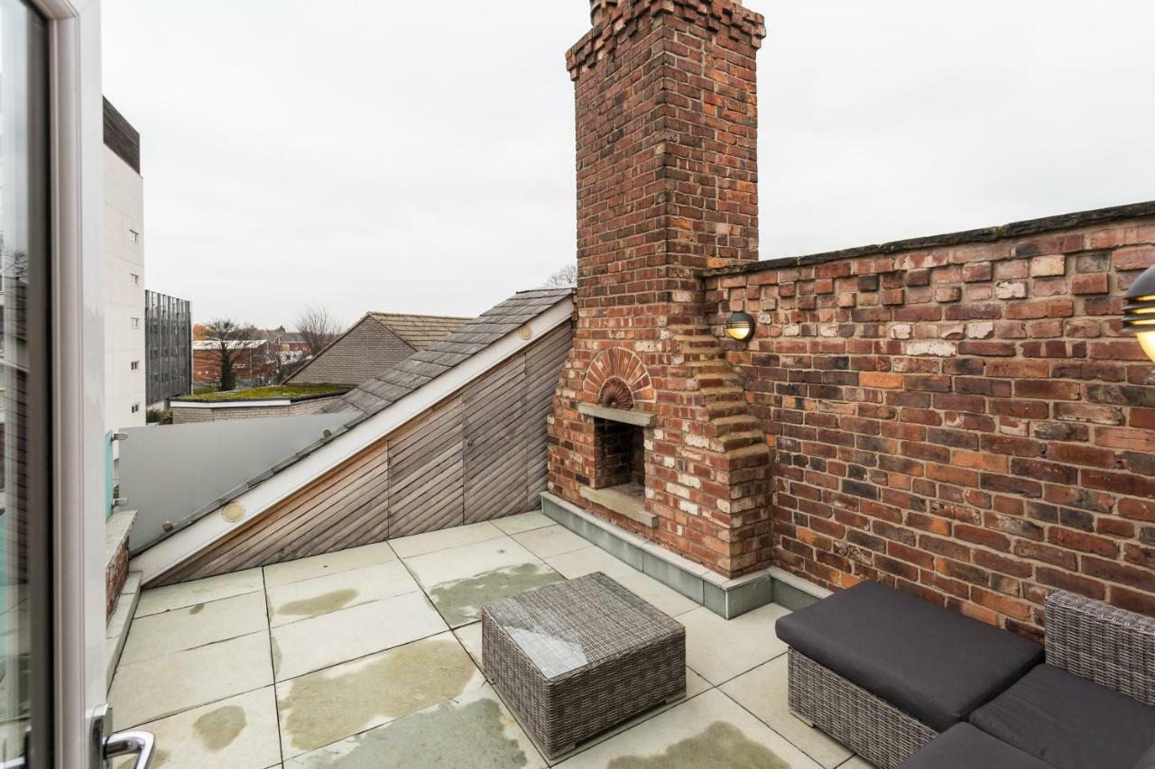 The Penthouse, Opposite Metrolink, Includes Free Parking Apartment *